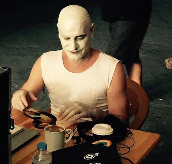 Cem Yılmaz, Ozan Güven ile "Arif V 216" filminin çekimlerinin bittiğini duyurdu